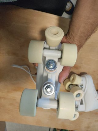 Patines blancos y casco rosa talla 31