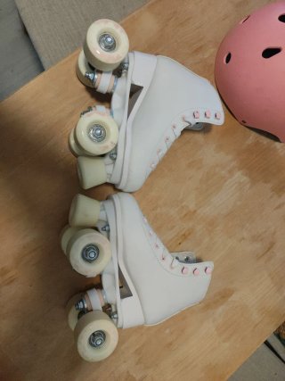 Patines blancos y casco rosa talla 31