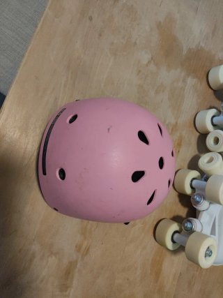 Patines blancos y casco rosa talla 31