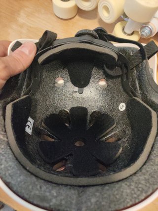 Patines blancos y casco rosa talla 31