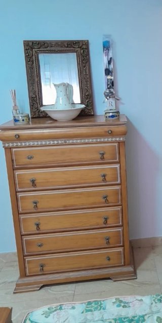 Cómoda de madera con espejo