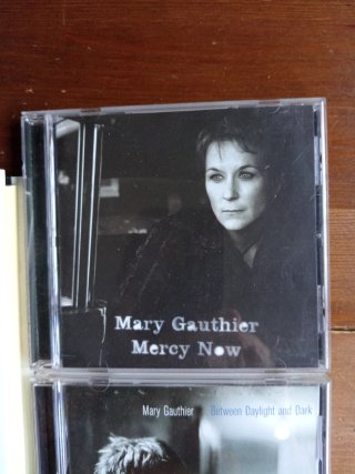 CDs Mary Gauthier y libro.