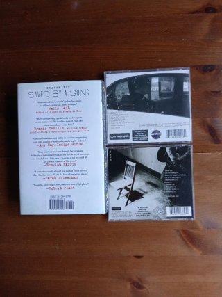 CDs Mary Gauthier y libro.