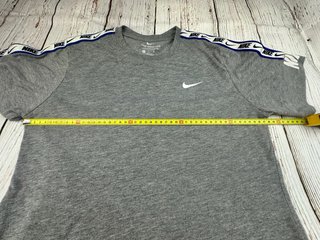 Camiseta Nike Gris Talla S Repeat Tape