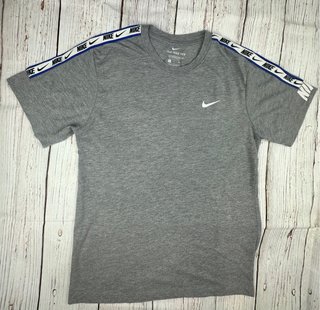 Camiseta Nike Gris Talla S Repeat Tape
