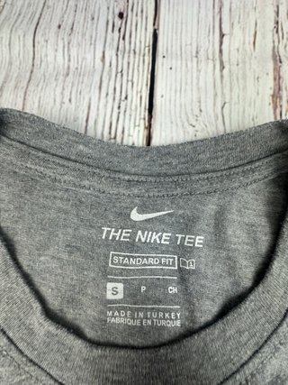 Camiseta Nike Gris Talla S Repeat Tape