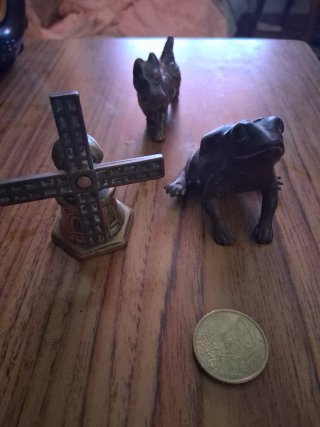Figuras de bronce: perro, rana y molino