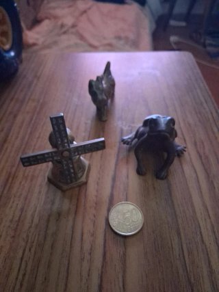 Figuras de bronce: perro, rana y molino
