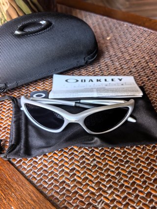 Gafas de sol Oakley grises y blancas
