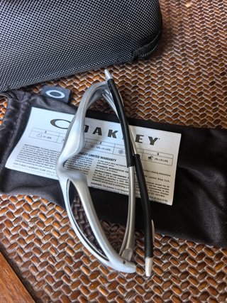 Gafas de sol Oakley grises y blancas