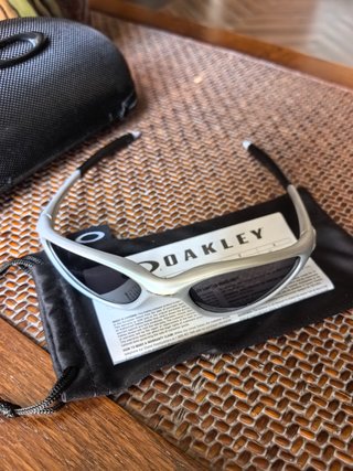 Gafas de sol Oakley grises y blancas