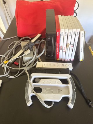 Nintendo Wii con 2 mandos, volante y 7 juegos