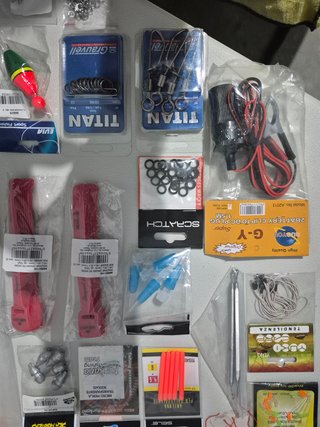 Lote 27 articulos de minuteria varias de pesca.