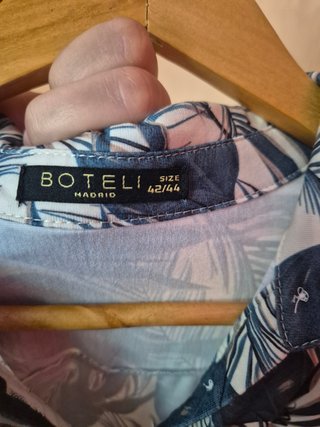 Camiseta estampada hojas azul y beige. Talla 42