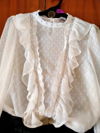 Conjunto Blusa Blanca y Pantalón Negro de Zara
