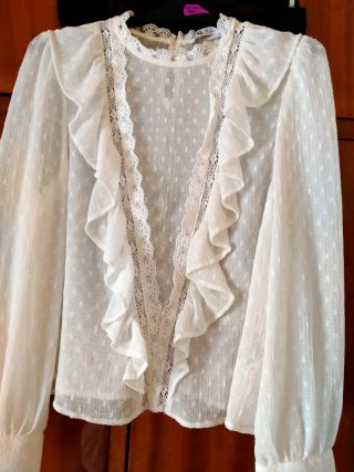 Conjunto Blusa Blanca y Pantalón Negro de Zara