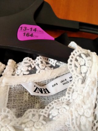 Conjunto Blusa Blanca y Pantalón Negro de Zara