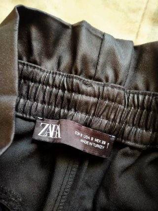 Conjunto Blusa Blanca y Pantalón Negro de Zara