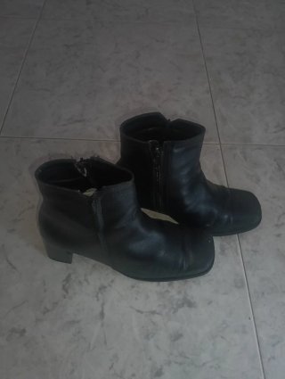 Botines negros con cremallera