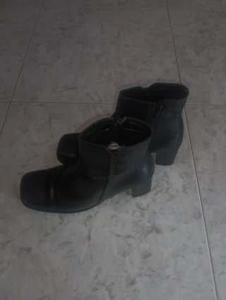 Botines negros con cremallera