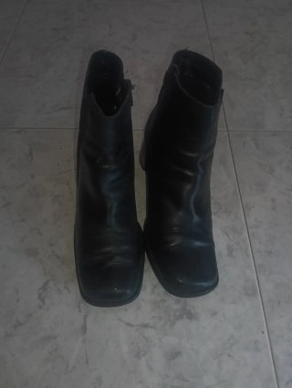 Botines negros con cremallera