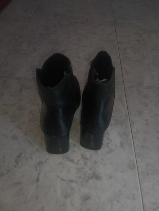 Botines negros con cremallera