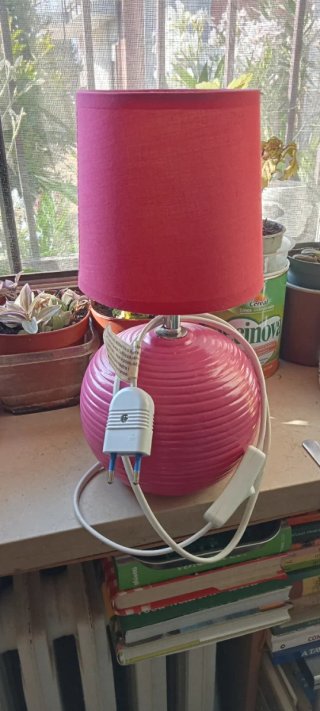 Lampada da tavolo rosa