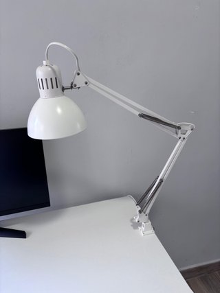 Scrivania da gioco + monitor + sedia + lampada