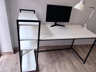 Scrivania da gioco + monitor + sedia + lampada