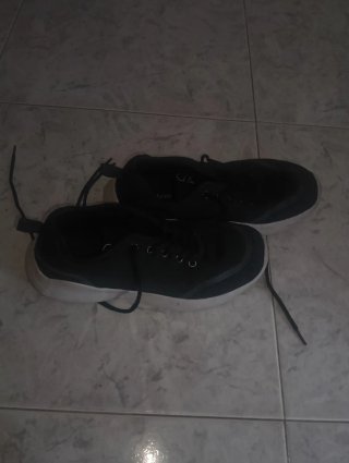 Deportivas negras y blancas