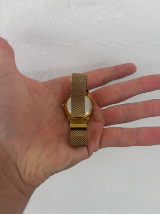 Reloj de pulsera dorado y blanco