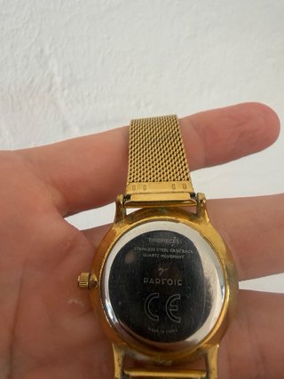 Reloj de pulsera dorado y blanco