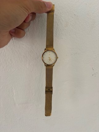 Reloj de pulsera dorado y blanco