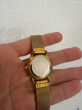 Reloj de pulsera dorado y blanco