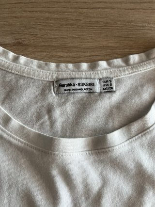 Camiseta Bershka oversize flores y rayas