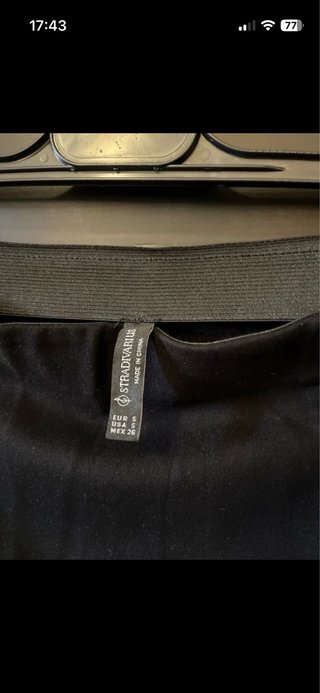 Falda Stradivarius Negra y Top Pull&Bear, tallas S