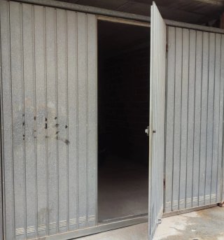 Puerta de garaje basculante con portón