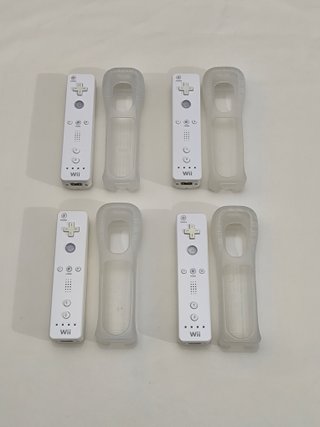 4 Mandos Nintendo Wii + 4 Fundas