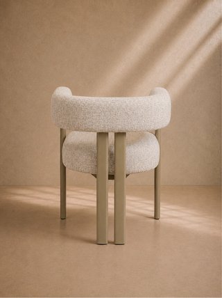 Silla de diseño beige con reposabrazos