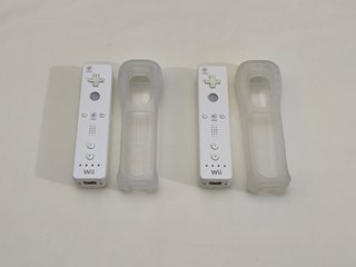 2 Mandos Nintendo Wii + 2 Fundas