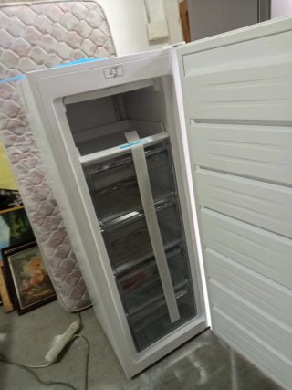 Congelatore verticale 5 cassetti nuovo 142L