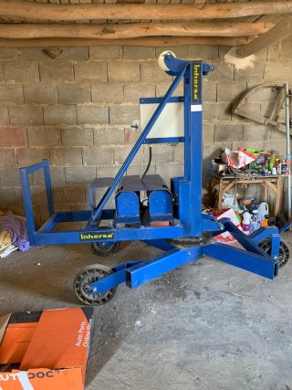 Grúa automontable de 5,00metros de pluma .