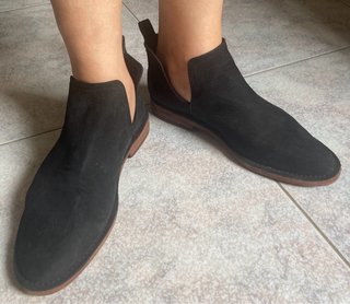 Botines de ante negro estilo mexicano