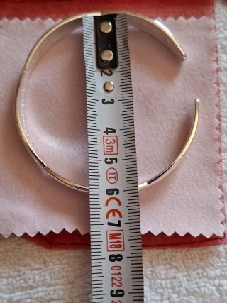 Pulsera plateada retorcida