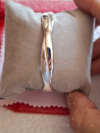 Pulsera plateada retorcida