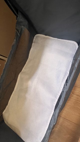 Mochila Pañalera Gris con Cuna Plegable