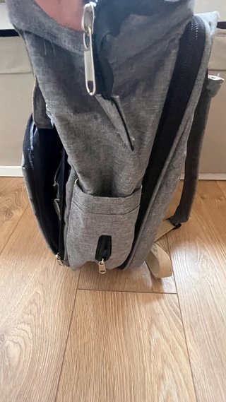 Mochila Pañalera Gris con Cuna Plegable