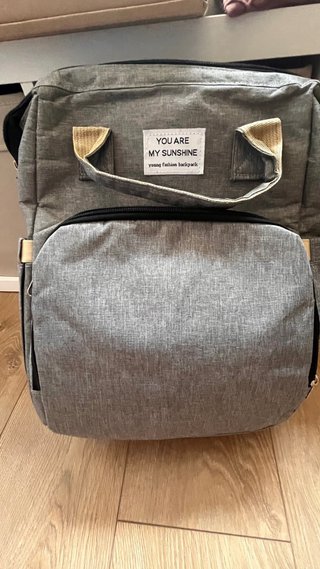Mochila Pañalera Gris con Cuna Plegable
