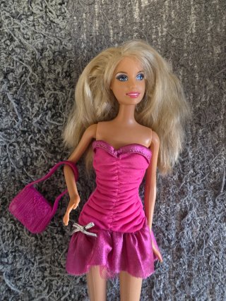 Muñeca Barbie rubia con vestido rosa