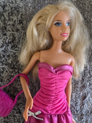 Muñeca Barbie rubia con vestido rosa